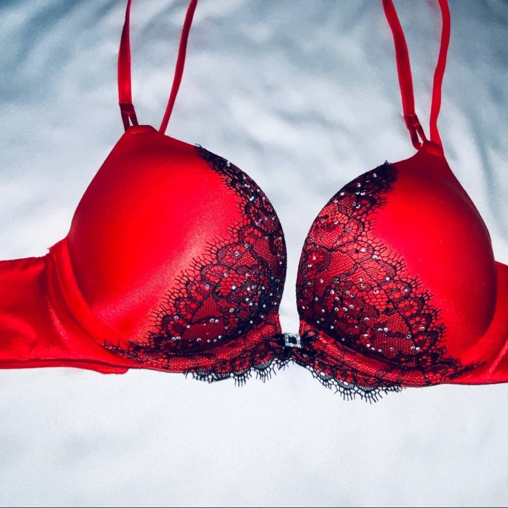 Rare VS Red w Black Eyelash Lace Miraculous Plunge 32B‎